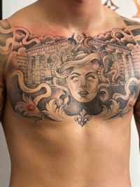 Een Medusa tattoo op de borst