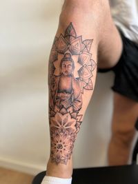 Een tattoo van budha met mandalas