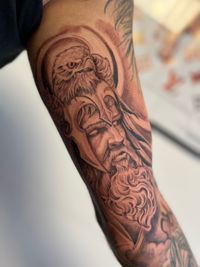 Een tattoo van een viking met arend
