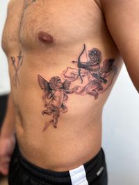 Een tattoo van een engel en duivel