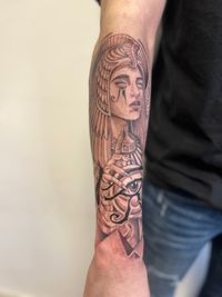 Een tattoo van Cleopatra met Egyptische thema