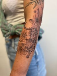 Een floral panter tatoeage